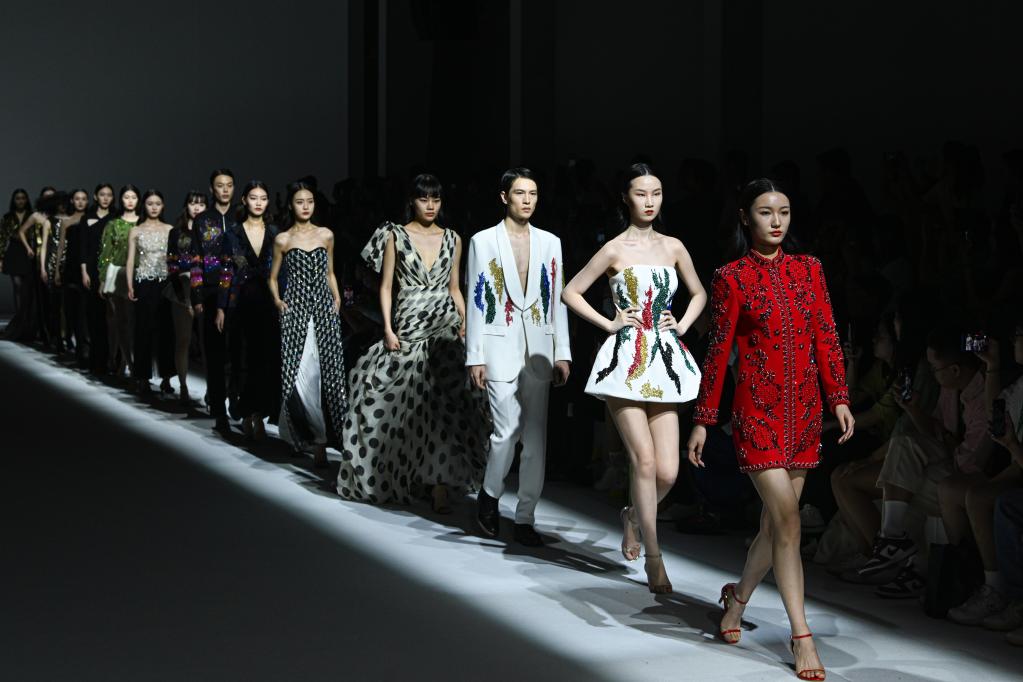 新華全媒+｜消博會時裝周助力海南自貿港打造全球消費時尚引領地
